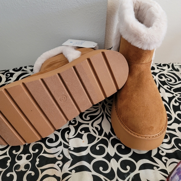 Fuzzy boots, never worn - Picture 3 of 5